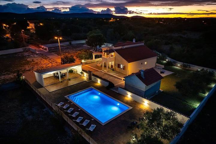 Ferienhaus für 7 Personen, mit Garten und Pool sowie Balkon - 1
