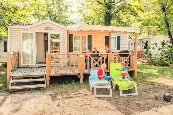 Camping pour 4 personnes à Sampzon