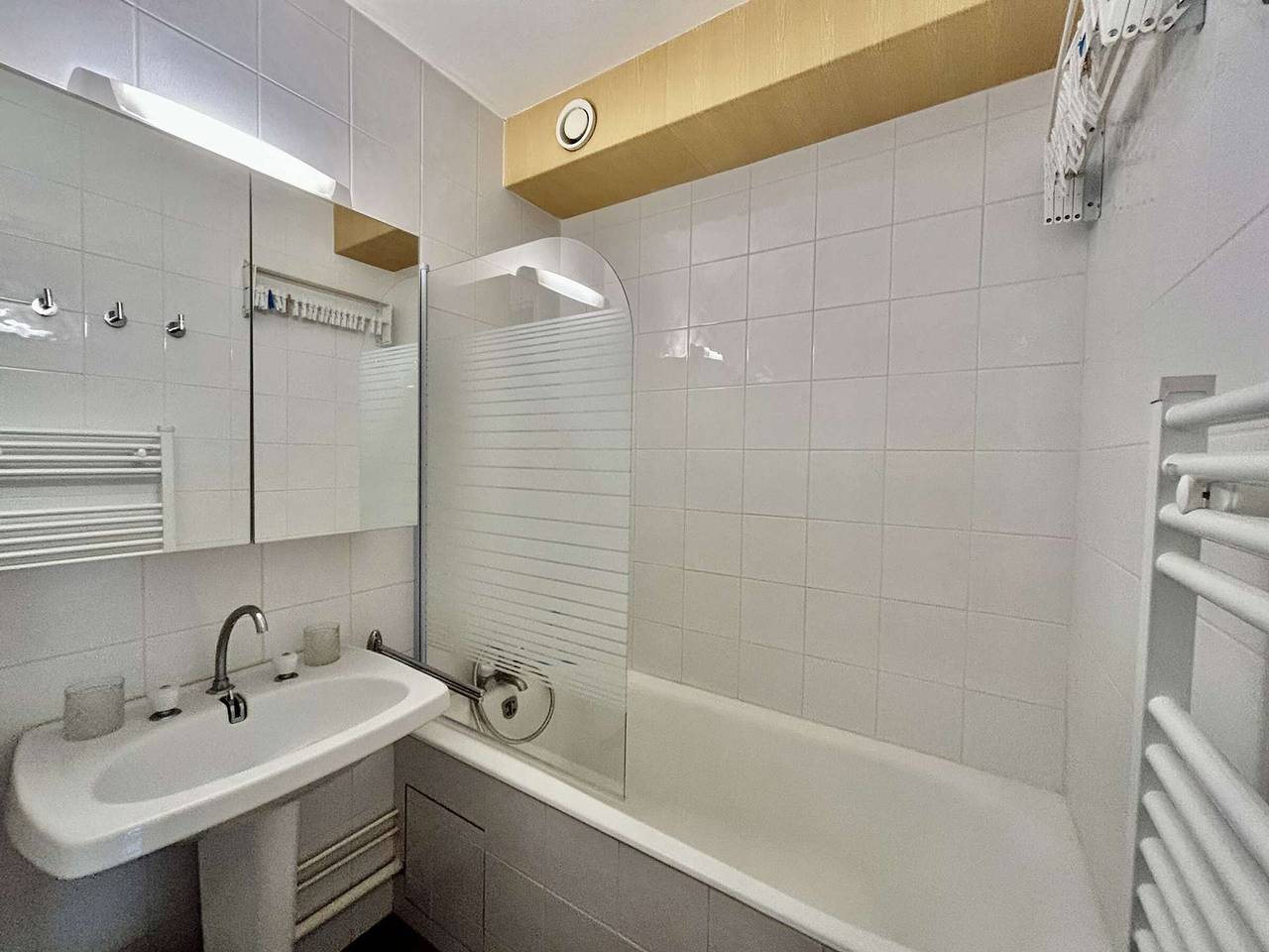 Ganze Wohnung, Bergstudio für 4 Personen mit Südbalkon, 150m von Skiliften, Parkplatz, Kinderbett, Haustiere erlaubt in La Salle-les-Alpes, Serre Chevalier