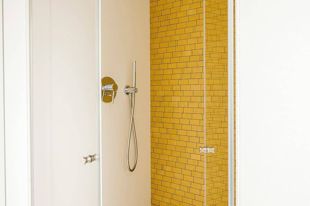 Ganze Wohnung, Scandinavian Calm Meets Latin Soul – Schwabing Retreat with Frauenkirche Views in München Schwabing, München