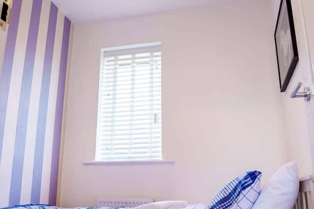 Cosy 3 Bedroom House Set In Manchester Free wifi & private parking in Leigh, Grand Manchester