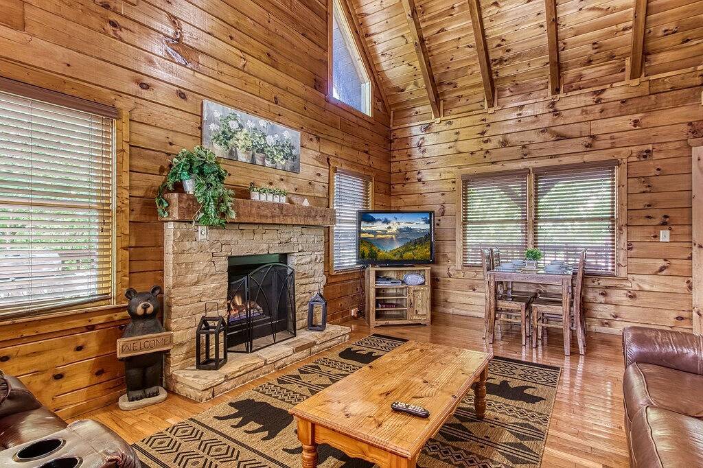 Log Cabin for 4 Guests in Pigeon Forge, Sevier County