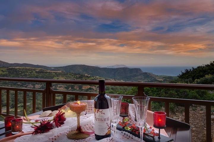 Location de vacances pour 5 personnes, avec vue sur l’océan et balcon ainsi que piscine et jardin dans Triopetra - 2