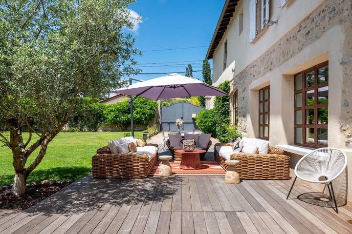Location de vacances pour 16 personnes, avec piscine ainsi que terrasse et jardin à Écully