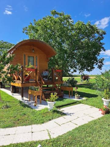 Gîte pour 4 personnes, avec terrasse ainsi que jacuzzi et jardin dans le Loir-et-Cher