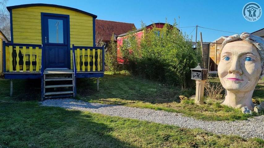 Location de vacances pour 4 personnes, avec Balcon et Jacuzzi ainsi que Terrasse et Jardin dans Winnezeele