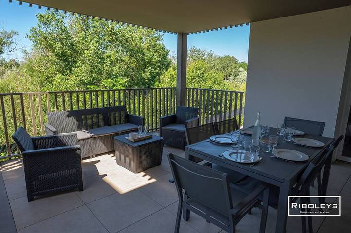 Appartement de vacances pour 6 personnes, avec piscine ainsi que terrasse et jardin