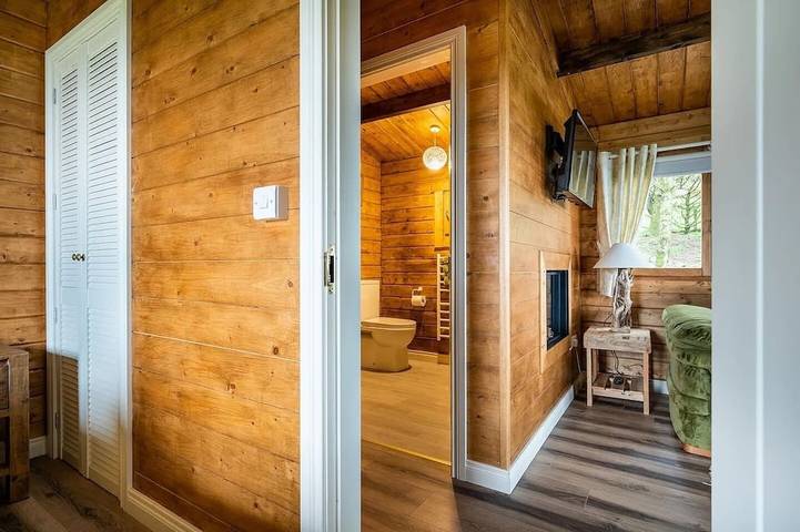 Private luxury log cabin with hot tub and stunning views! in Grafschaft Antrim