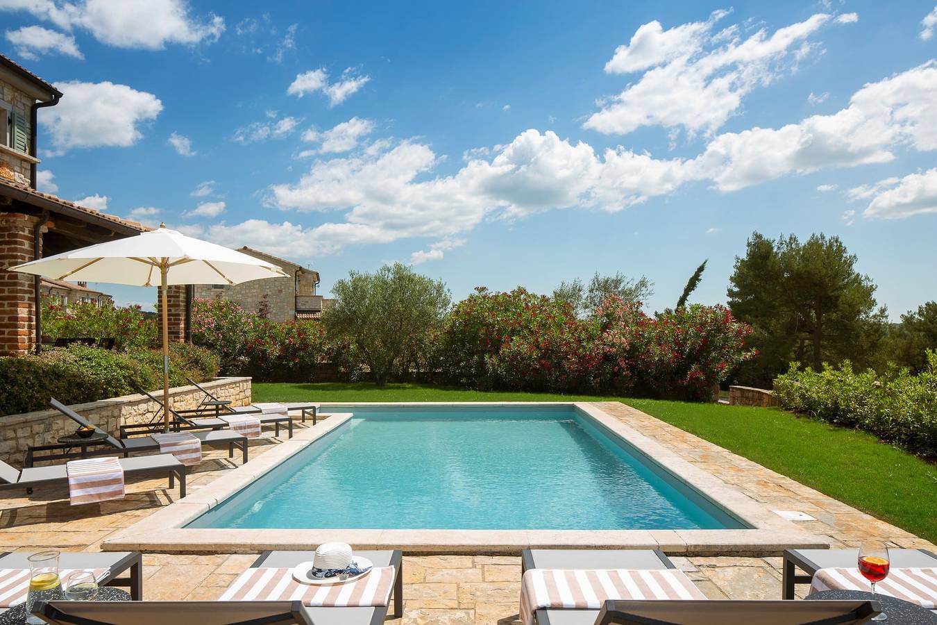 Rustikale Villa Rorripa mit Pool in Istrien, Panoramablick, tierfreundlich, ruhige Gegend, ideal für Familien, privater Parkplatz, Terrasse, eleganter Garten in Sveti Lovreč Pazenatički, Zentralistrien