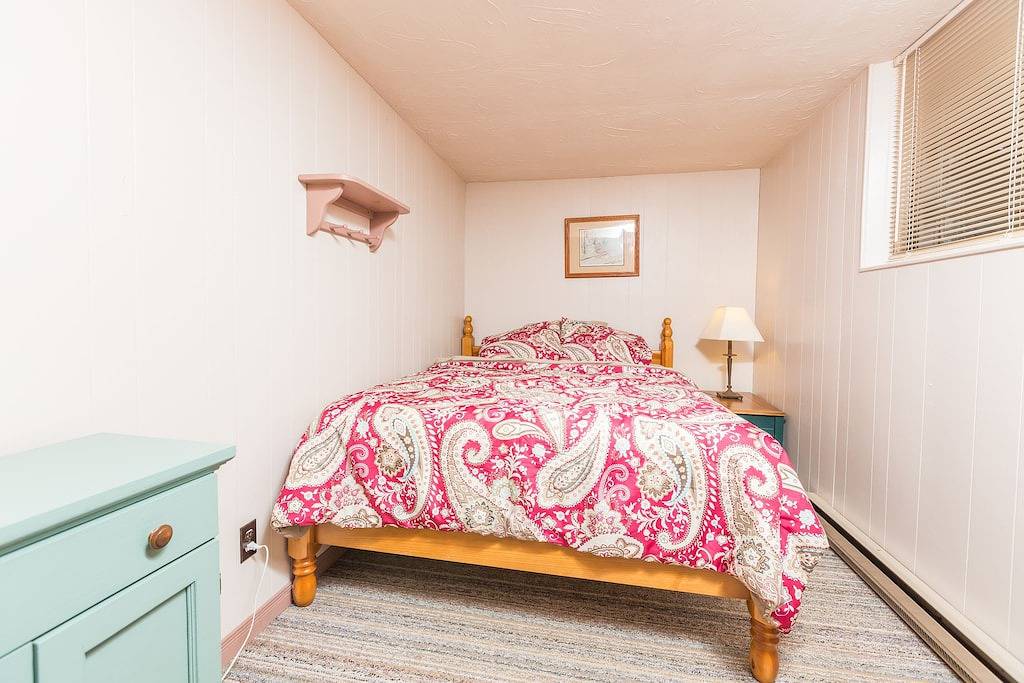 Lakefront Muskoka Retreat 4 Bedroom Cottage in Muskoka