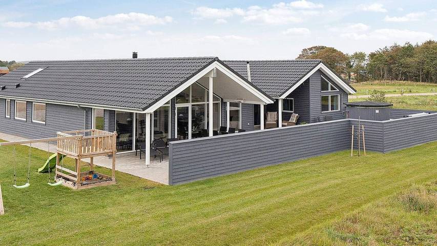 Ferienhaus für 14 Personen, mit Whirlpool und Pool sowie Terrasse und Sauna in Mørkholt