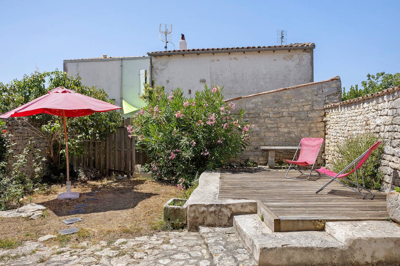« Maison De Pays Églantine » avec terrasse, jardin privés et Wi-Fi in Sainte-Marie-de-Ré, Île de Ré