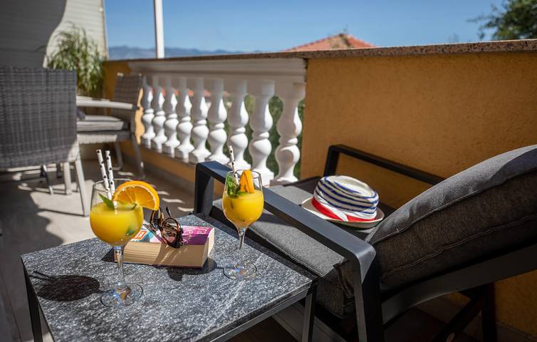 Appartement de vacances entier, Retraite en bord de mer : appartement confortable de 2 chambres avec piscine et terrasse, à 2,5 km de la plage in Silo (Krk), Krk