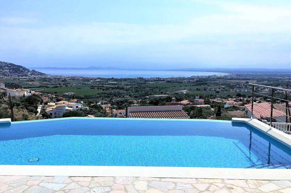 Entire apartment, Casa Mireilla - Apartment with perfect sea view & private pool in El Mas Fumats, Roses