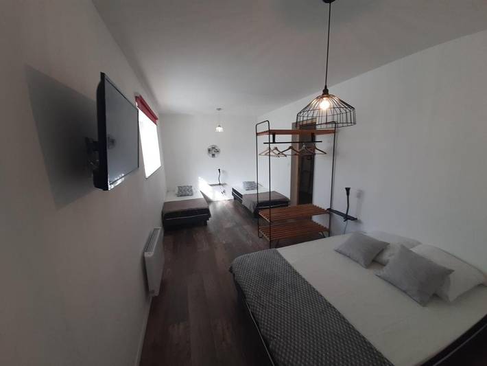 Location de vacances pour 31 personnes, avec terrasse ainsi que vue et jardin à Chambretaud - 2