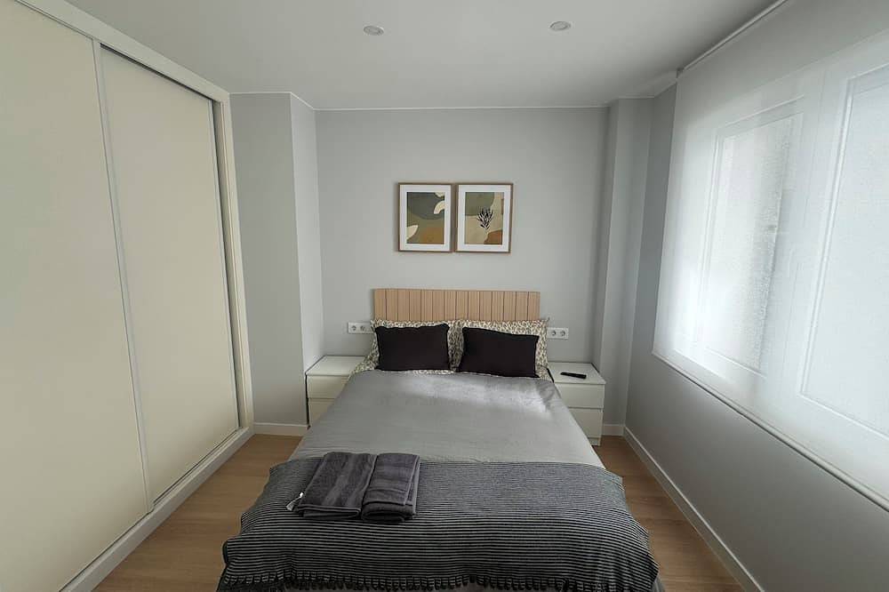 Entire apartment, Beautiful 2 Bedroom Apartment on Avenida Finisterre in La Coruña, Galician Coast