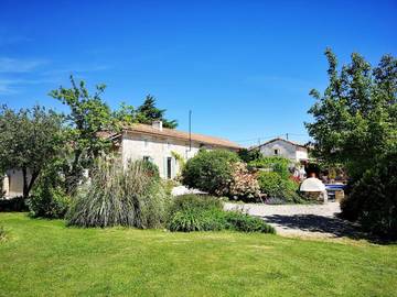 Cottage pour 2 personnes, avec piscine ainsi que vue et jardin à Limalonges