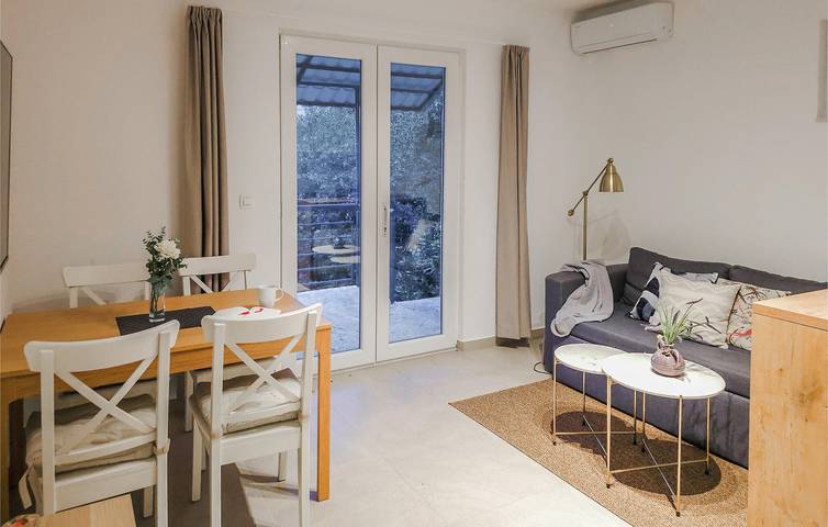 Ganze Ferienwohnung, Gemütliche Ferienwohnung mit Terrasse, WLAN und Parkplatz, 1 km von der Küste entfernt in Donji Karin, Zadar