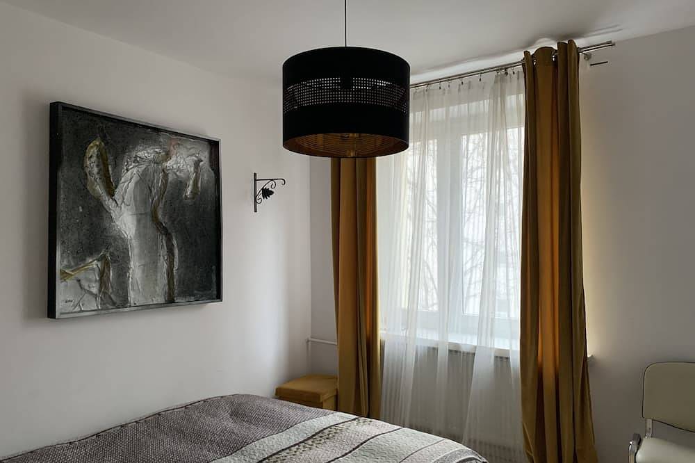 Entire apartment, Urban Comfort Oasis: Modern 2-Bedroom Art Apartment with Balcony in Warsaw Śródmieście, Warsaw
