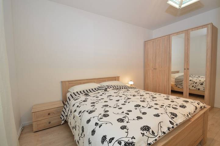 Ganze Wohnung, Apartment Ana 1 in Mali Lošinj, 100 m vom Strand Zagazinjine und 500 m vom Stadtzentrum entfernt. Die Wohnung verfügt über zwei Schlafzimmer, eine Küche, ein Wohnzimmer, ein Badezimmer, einen großen Garten mit Terrasse und Grill sowie einen gesicherten Parkplatz vor dem Haus. in Mali Lošinj, Lošinj (Kvarner Bucht)