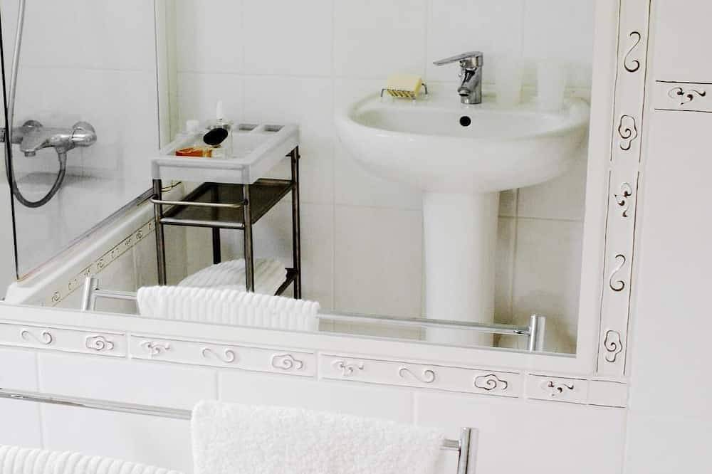 Le Chai-Casa-Familiar-Baño privado externo-Vista a la Piscina in Jurançon, Béarn