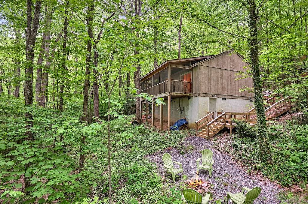 Smoky Mountain Treehouse - Gemütlich, sauber, Whirlpool, Wifi, Zentralheizung, Bewertungen in Blue Ridge Parkway, Cataloochee Valley