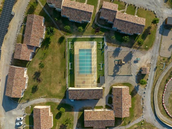 Parc de vacances pour 6 personnes, avec jardin ainsi que vue et piscine, animaux acceptés à Brissac
