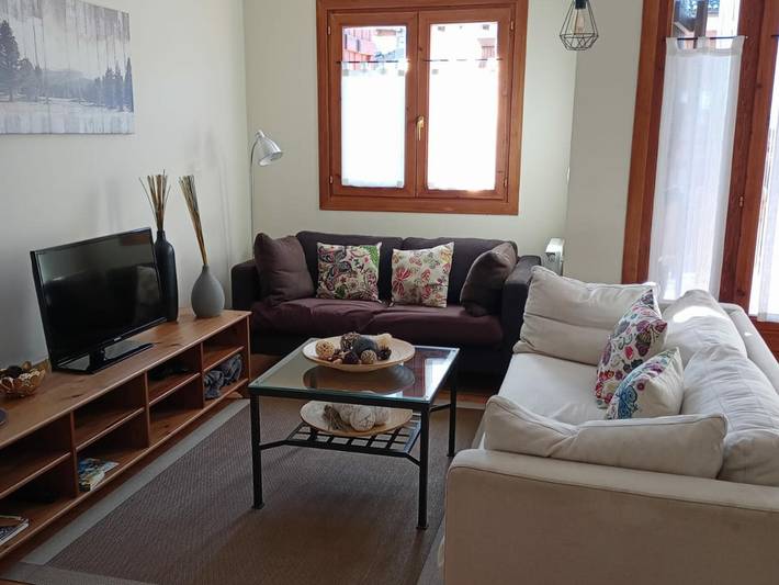 Gemütliches Ferienhaus für 8 Personen mit Patio und Garage in Villanúa in Villanúa, Aragonesische Pyrenäen