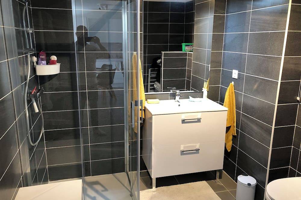 Appartement entier, Appartement  avec terrasse et vue montagnes à 900 mètres du centre ville a pied in Vence, Région de Cannes