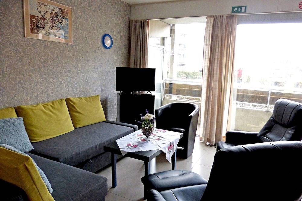 Entire apartment, Nieuwpoort-Bad: Family friendly apartment with garage. 50 m from the sea. in Nieuwpoort, Belgian Coast