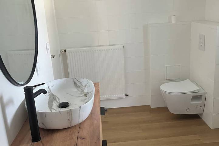 Appartement entier, Studio flambant neuf Vannes-piscine chauffée-commodités à côté-Golfe du Morbihan in Grand-Champ, Région de Vannes