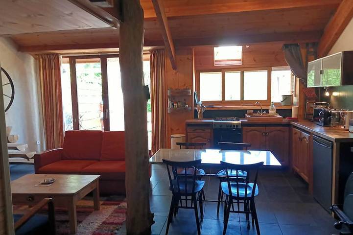 Gîte pour 4 personnes, avec Terrasse à Escaro