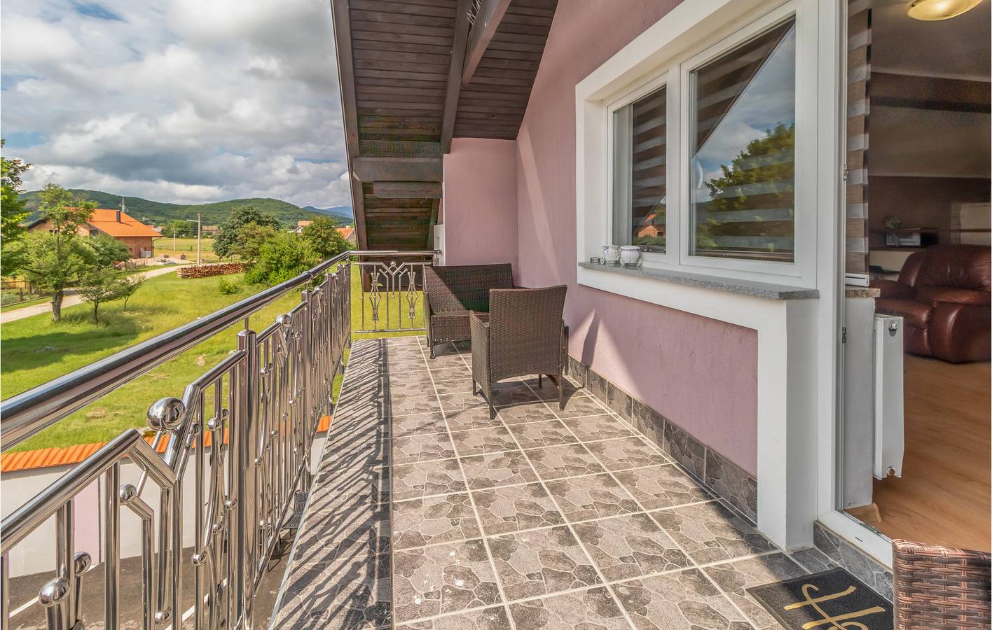 Ganze Ferienwohnung, Nur 2 km von Otočac entfernt: Gemütliche Ferienwohnung mit Terrasse und Grill in Prozor, Lika-Senj