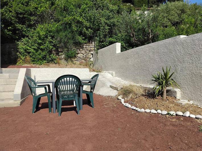 Location de vacances pour 2 personnes, avec terrasse ainsi que vue et jardin à Clermont-l'Hérault - 3