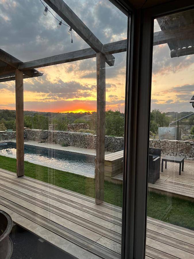 Location de vacances pour 4 personnes, avec Balcon et Terrasse ainsi que Jardin et Piscine dans Trou de Bozouls