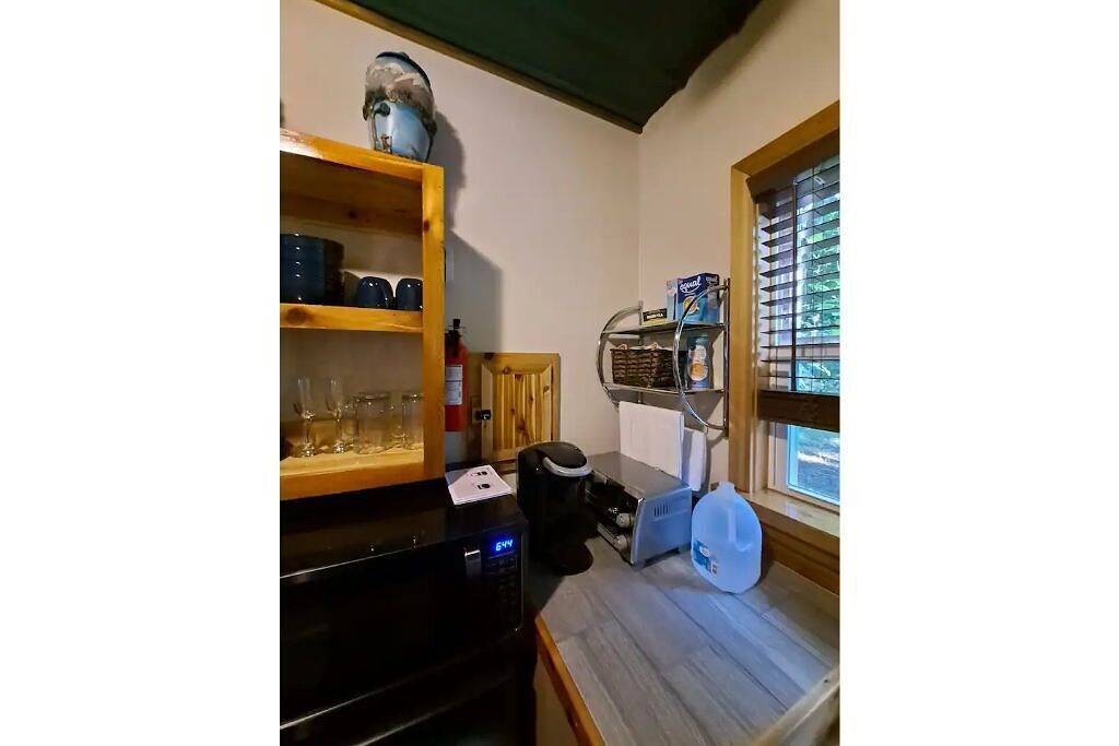 Bigfoot Inn -cabin with loft -near Illinois River in Ozark Mountains