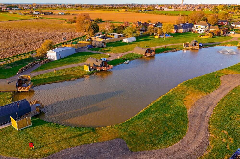 Luxury Glamping Pod over Fishing Lake in Boston (Lincolnshire), Lincolnshire