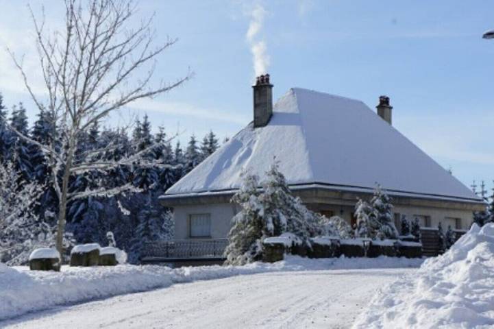 Location de vacances pour 8 personnes, avec jardin à Égliseneuve-d'Entraigues