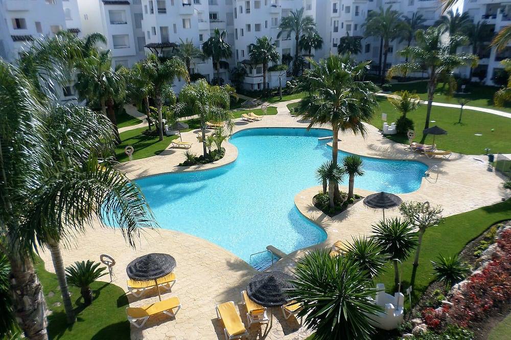 Entire apartment, 2 Bedroom Beachside Apartment Overlooking Pool & Palm Trees On New Golden Mile in Triangulo de Costalita, Estepona