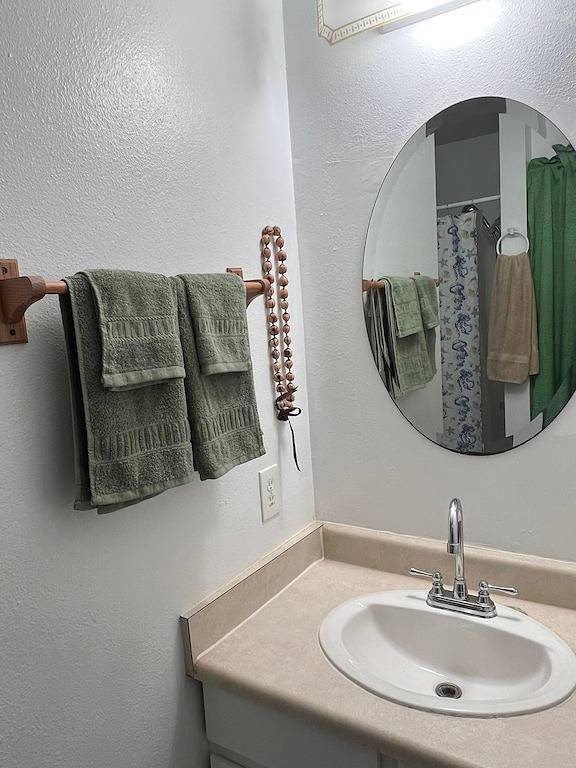 Breezy Lanai with a Bedroom & Bath in Nanawale Estates, East Puna