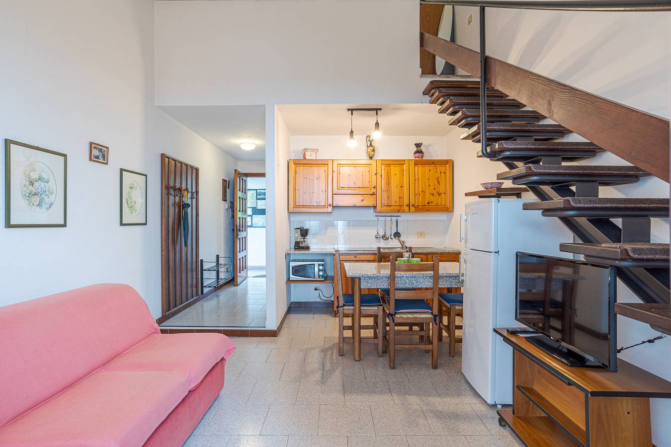 Entire apartment, Cozy Apartment with Parking, Terrace, and WiFi - Menaggio 1km in Comune di Menaggio, Lake Como