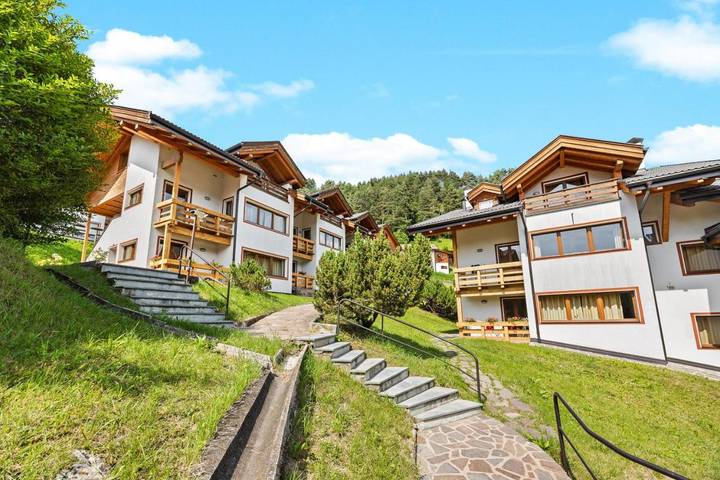 Apartmenthotel für 8 Personen, mit Balkon und Whirlpool sowie Garten und Kinderpool in Cavalese