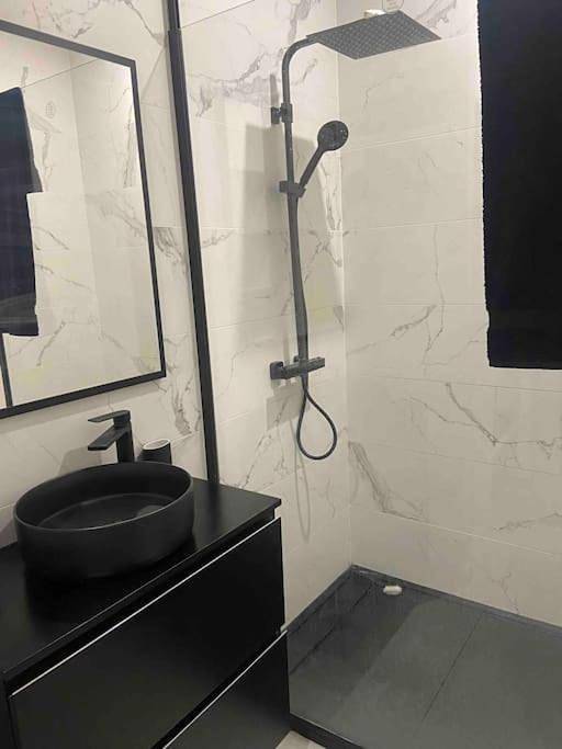 Location de vacances pour 6 personnes, avec piscine ainsi que terrasse et jardin à Villetelle - 4