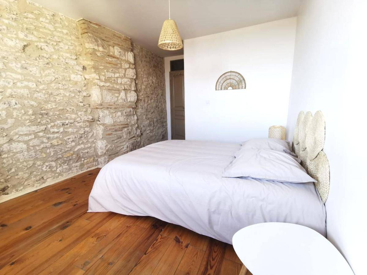 Appartement entier, Maison de charme spacieuse, terrasse et vue sur la place in Monflanquin, Région de Villeneuve-sur-Lot