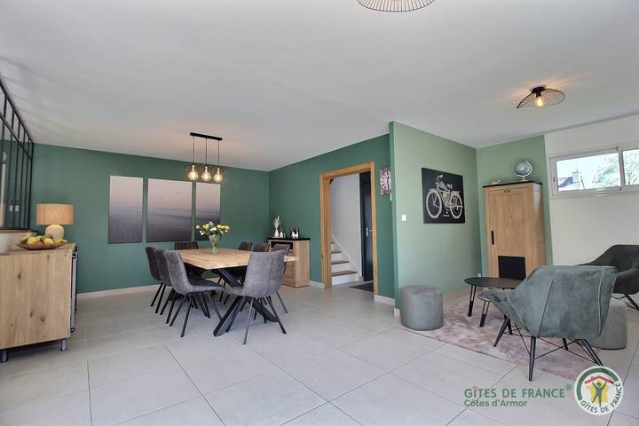 Gîte pour 8 personnes, avec Terrasse ainsi que Jardin et Vue à Binic - 4