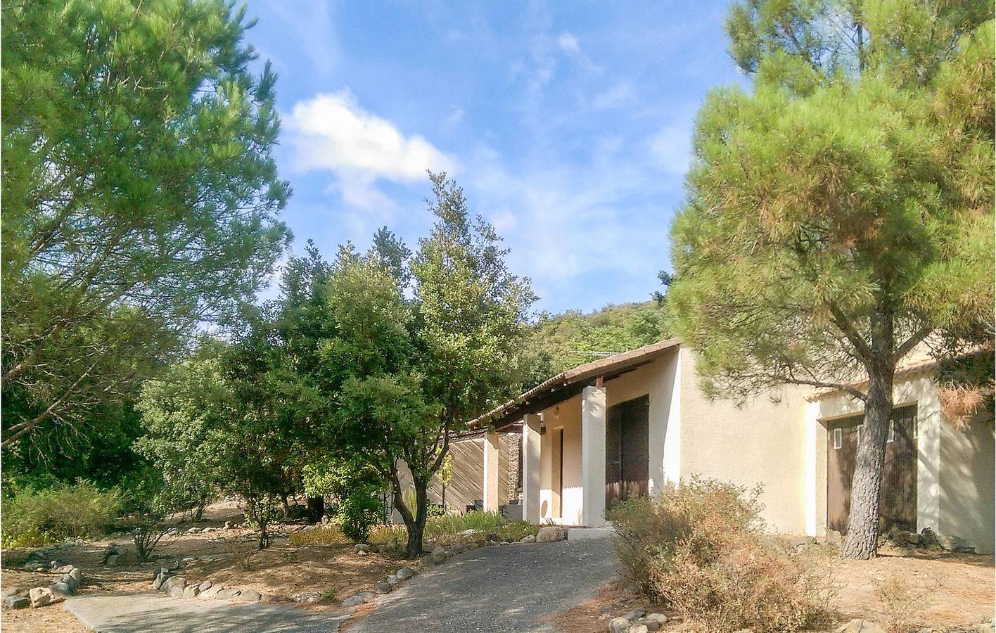 Paradis au bord de la piscine avec parking et Internet in Pierrerue, Région de Béziers
