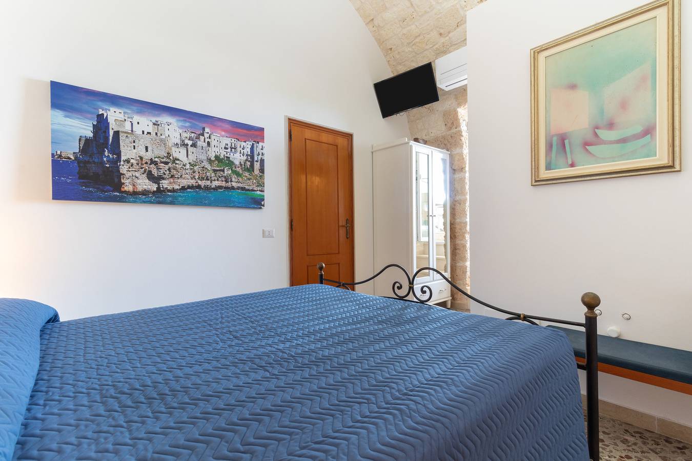 Camera 'Tramonto' con piscina condivisa, Wi-Fi e aria condizionata in Polignano a Mare, Provincia di Bari