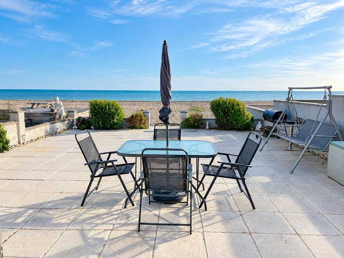 Modern Beachfront Bungalow with Ocean Views in Pevensey, Ost Sussex