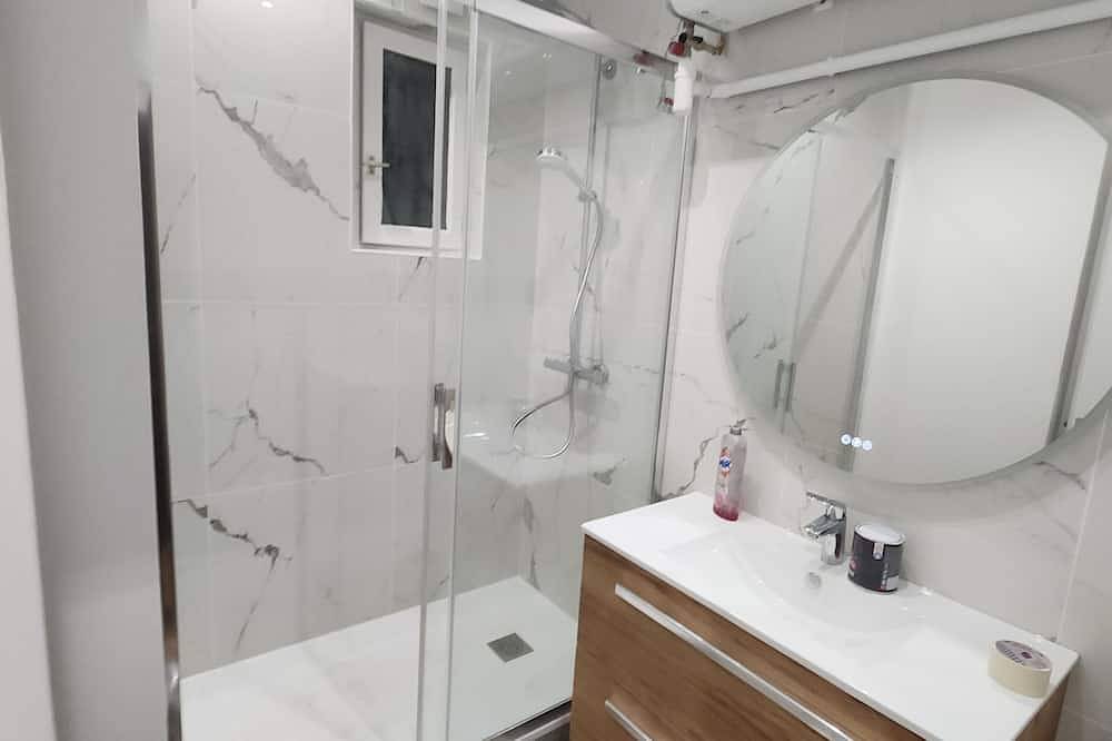 Entire apartment, Apparently cosy 2-room apartment, central location in La Garenne-Colombes, Hauts-de-Seine