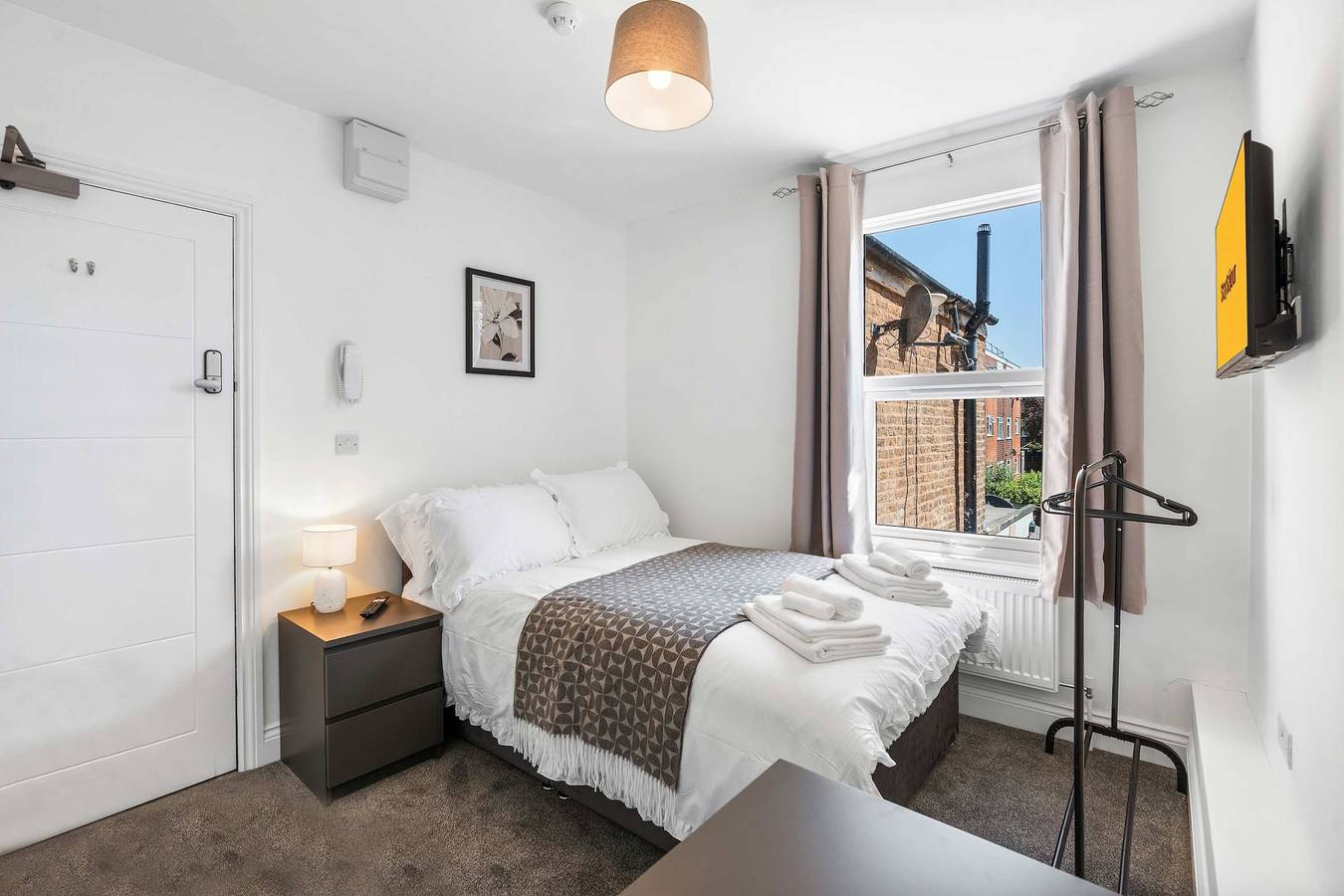 Spacious 6-Bed Contractor House   5 Bathrooms   Free Parking in Worthing, Sussex Occidental